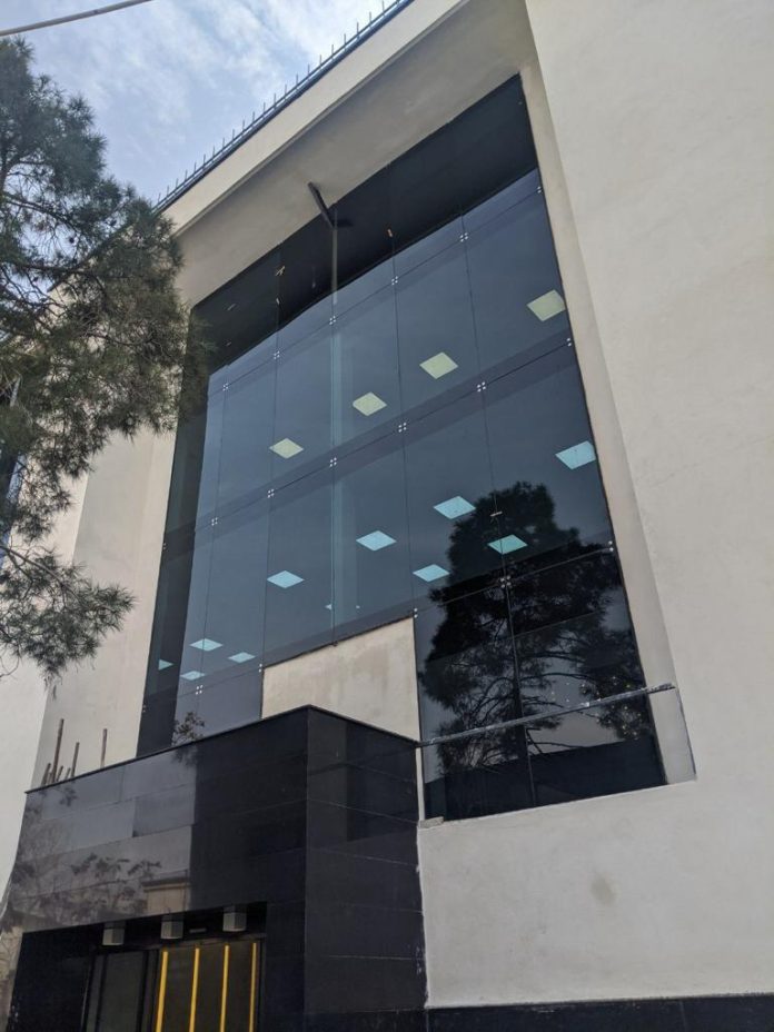 قیمت اجرای نمای شیشهای ساختمان 5 قیمت اجرای نمای شیشهای ساختمان5